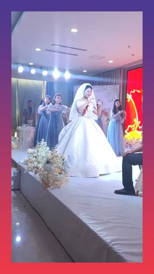 從沒跳過舞的新娘,今天在婚禮現(xiàn)場(chǎng),為了感謝父母給他們跳了一支舞